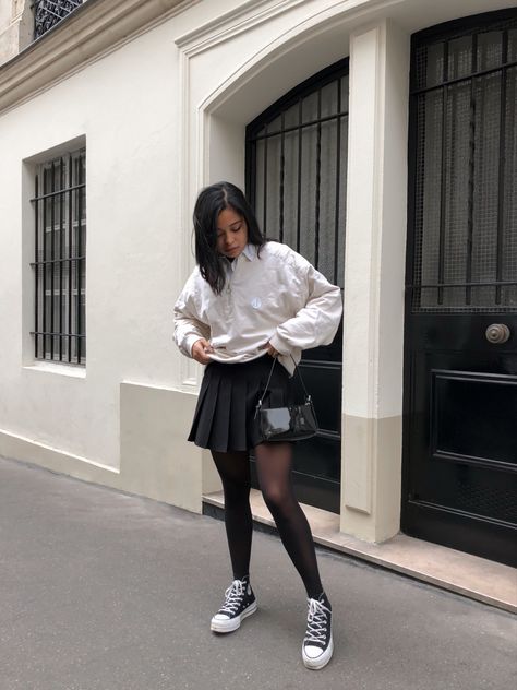 how to wear a tennis skirt : oversize jumper and sneakers Black Tennis Skirt Outfit Winter, Skirt Outfits Brown, Tennis Skirt Outfit Casual, Oversized Jumper Outfit, How To Style Tennis Skirt, Taiwan Outfit, Skirt And Stockings Outfit, Black Tennis Skirt Outfit, Tartan Skirt Outfit