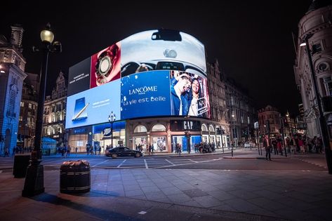 14 Ways to Draw More Attention to Your Business – ACW Digital Signage System, Led Billboard, Digital Billboard, Digital Signage Solutions, Bibliotheque Design, Led Video Wall, Signage Display, Signage System, Lancome Paris