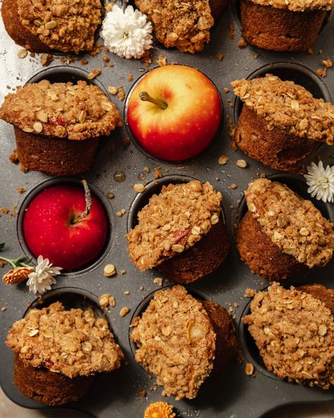 These vegan apple crisp muffins are comforting, sweet, perfectly spiced, tender, and delicious! Spiced chunks of apples are folded into the batter and topped with a buttery oat crumble. A perfect weekend treat with simple ingredients. Spelt flour is wonderful for these tender and healthy muffins! Healthyish Desserts, Apple Crisp Muffins, Simple Pie, Vegan Apple Crisp, Simple Muffin Recipe, Oat Crumble, Vegan Muffins, Vegan Apple, Apple Muffins