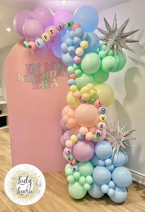 Lover Taylor Swift Themed Food, Taylor Swift Balloon Backdrop, Taylor Swift Birthday Backdrop, Taylor Swift First Birthday Party, Taylor Swift Balloons, Taylor Swift Balloon Arch, Taylor Swift Birthday Invitations, Bolo Taylor Swift, Swiftie Party