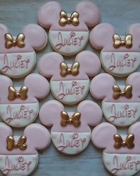 One Year Old Minnie Mouse Birthday Party, Biscotti Minnie, Minnie Mouse Cookies Decorated, Minnie Mouse Baby Shower Ideas, Minnie Mouse Sugar Cookies, Minnie Cookies, Mouse Cookies, Minnie Mouse Birthday Theme, Minnie Mouse Theme Party