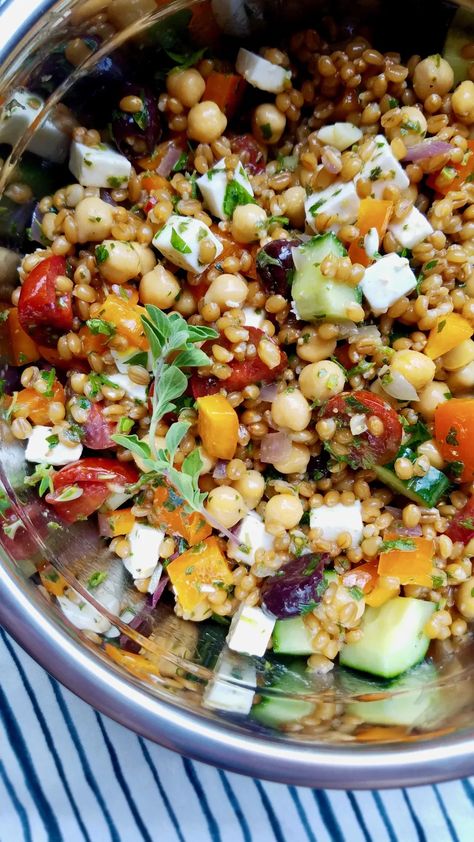 Ugly Vegan Kitchen - Lemony Greek Wheat Berry Salad Wheat Berry Salad Recipes, Wheat Berry Recipes, Wheat Berry Salad, Wheat Berry, Barley Salad, Chickpea Salad Recipes, Berry Salad, Grain Salad, Wheat Berries