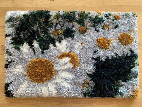 Shady Daisies Latch Hook Rug Pattern Latch Hook Patterns Free, Latch Hook Patterns Charts Free, Lach Hook Rug, Latch Hook Rugs Patterns, Hook Rug Patterns, Daisy Rug, Punch Rug, Designer Drawing, Hook Rugs