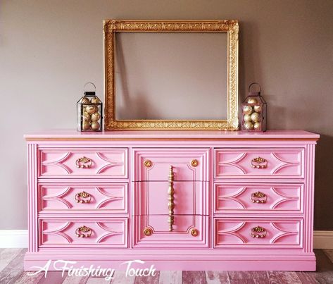 Beautiful pink dresser with gold details Triple Dresser, Pink Dresser, Home Backyard, Pink Furniture, Diy Furniture Decor, Garden Home Decor, Decor Flowers, Diy Furniture Renovation, Pink Home Decor