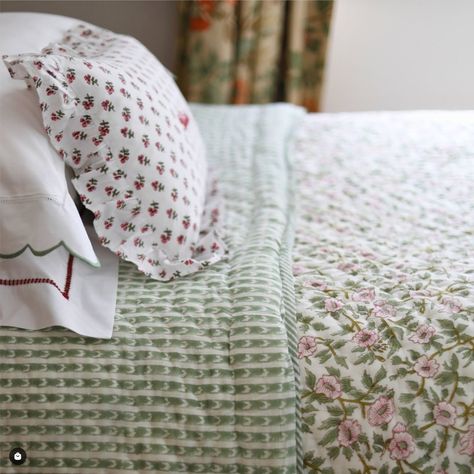 Embroidered Bedding, Pink Floral Design, Pink Quilts, Green Quilt, Kantha Bedspreads, Floral Quilt, Pretty Green, Printed Quilt, Green And Pink