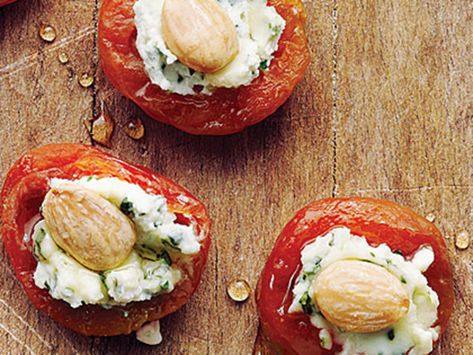 Apricots with Basil-Goat Cheese and Almonds | Apricots with Basil-Goat Cheese and Almonds Almonds Recipe, No Cook Appetizers, Summer Appetizer, Party Food Appetizers, Almond Recipes, Yummy Appetizers, Appetizers Easy, Goat Cheese, Appetizer Snacks