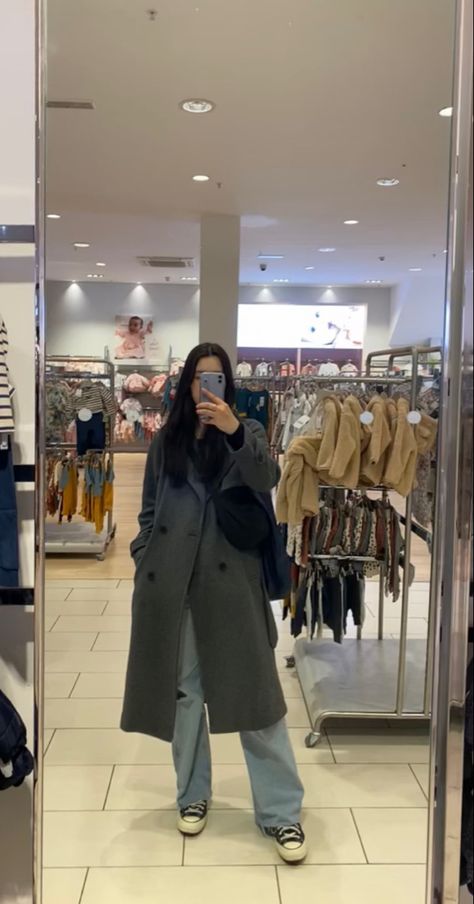 Mirror Selfie Black, Black Converse Chuck Taylor, Uniqlo Coat, Bag Mirror, Uniqlo Bags, Coat Outfit, Black Converse, Minimal Outfit, Travel Inspo