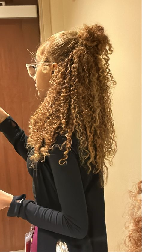 Dyed Curly Hair, Highlights Curly Hair, Mixed Curly Hair, Hair Dyes, Sporty Looks, Blonde Curly Hair, Volleyball Hairstyles For Curly Hair, Dyed Natural Hair, Honey Blonde Hair