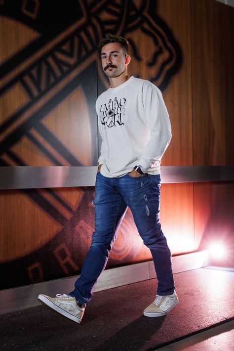 Spencer Strider looks at camera as he arrives to the facility, wearing a white long-sleeve tee, jeans and Vans. Spencer Strider, Braves Wallpaper, Atlanta Braves Wallpaper, Hot Baseball Players, Fine Guys, Dansby Swanson, Atlanta Braves Baseball, Braves Baseball, Opening Day