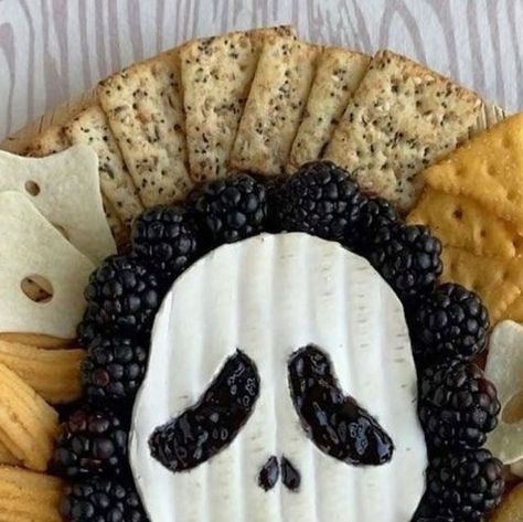 Ghost Fruit, Brie Appetizer, Cheese Art, Halloween Fruit, Scream Halloween, Spooky Food, Halloween Food Treats, Cheese Straws, Appetizer Trays