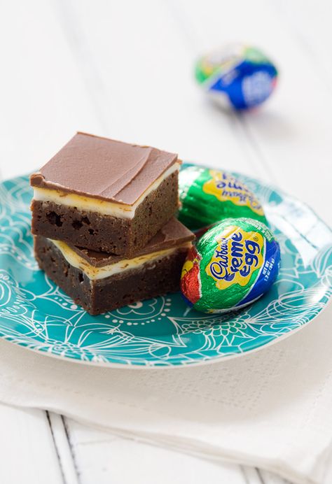 Cadbury Cream Egg Brownies - Fudgy milk chocolate brownies with a homemade cream egg filling and milk chocolate glaze. Cream Egg Brownies, Cadbury Cream Egg, Milk Chocolate Brownies, Resep Brownies, Cadbury Creme Egg, Creamed Eggs, Köstliche Desserts, Eat Dessert First, Yummy Sweets