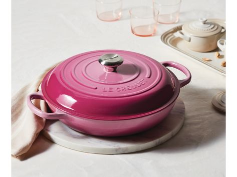 Le Creuset Pink, Le Creuset Kitchen, Le Creuset Colors, Gadgets Kitchen Cooking, Big Kitchen, Rose Shop, Shabby Chic Diy, Pink Kitchen, Cute Kitchen