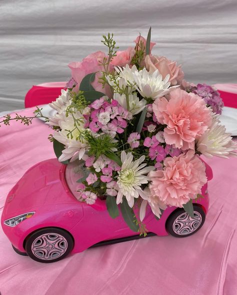 Barbie Car Flower Arrangement, Barbie Flower Bouquet, Barbie Floral Arrangement, Barbie Flower Arrangement, Barbie Car Centerpiece, Barbie Birthday Party Centerpieces, Barbie 21st Birthday Party, Barbie Party Centerpieces, Barbie Centerpieces Ideas