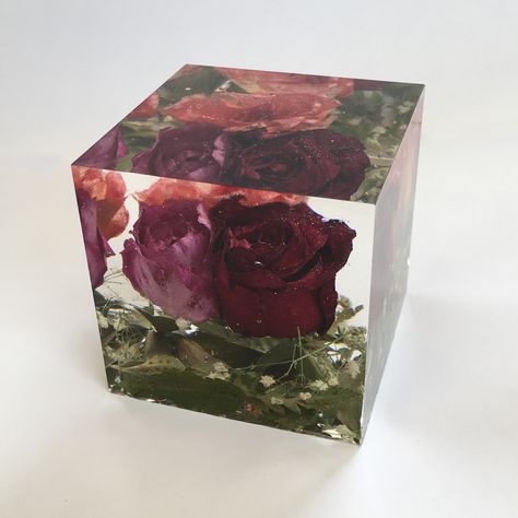 Cube resin featuring roses Resin Box, Baby Shower Baskets, One Rose, Diy Resin Art, Craft Molds, Flower Lights, Resin Diy, Resin Jewelry, Resin Crafts