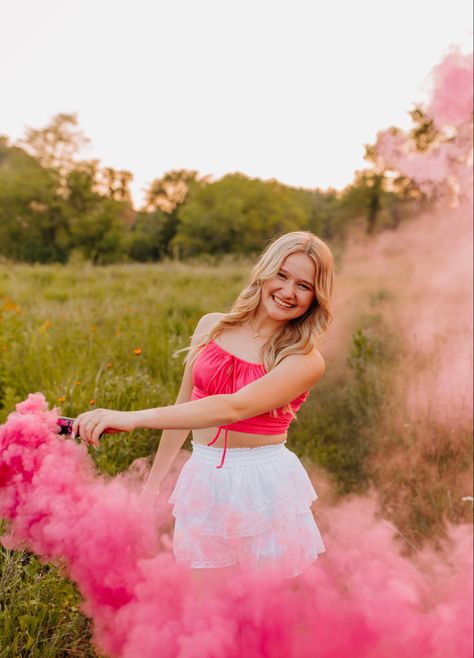 Thirteen Birthday Photo Shoot Ideas, Senior Picture Ideas With Balloons, Rose Gold Sweet 16 Photo Shoot, Sweet 16 Portraits Photo Ideas, Birthday Pics Outside, 15 Birthday Picture Ideas, 13 Bday Photoshoot Ideas, Teen Photoshooting Ideas Birthday, 13th Birthday Picture Ideas