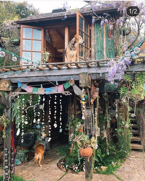 Estilo Kitsch, Hippie House, Hippie Homes, Deco Boheme, Earthship, Gongs, Dream Room Inspiration, Crystal Bowls, Dream Rooms