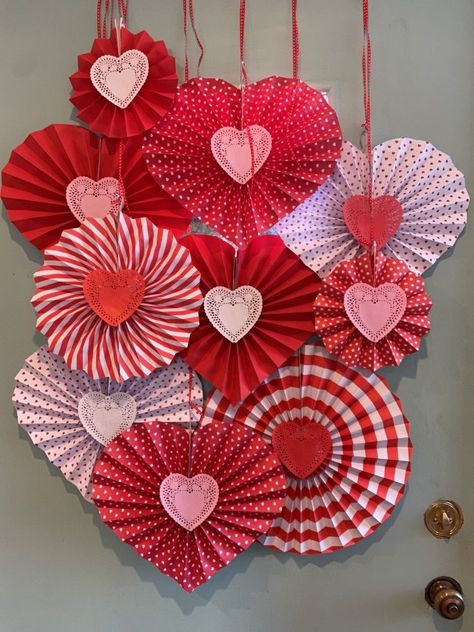 Valentine Paper Crafts, Valentine's Day Decorations, Easy Valentine Crafts, Diy Valentine's Day Decorations, Paper Fan, Diy Valentines Decorations, Hand Crafts For Kids, Diy Valentine, Valentines Art