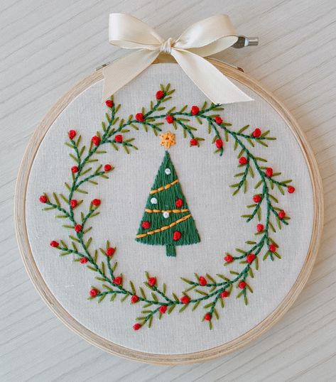 Advent Embroidery, Embroidery Hoop Ornaments, Christmas Embroidery Hoop, Hoop Ornaments, Christmas Hand Embroidery, Christmas Tree Embroidery, Christmas Embroidery Patterns, Christmas Embroidery Designs, Embroidery Works