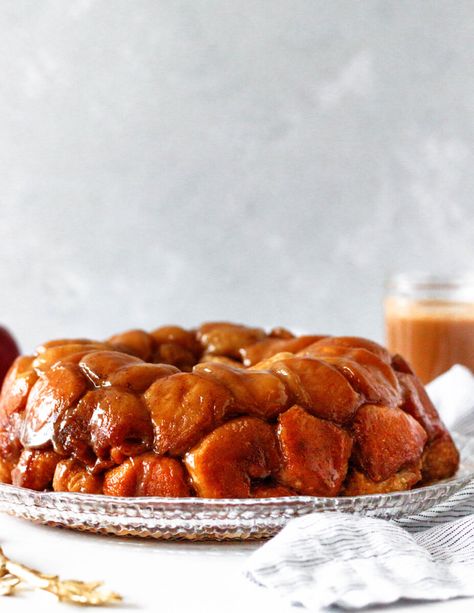 Tender apple-stuffed bites of biscuit with a sweet caramel glaze! You'll be surprised at how easy it is to make this caramel apple monkey bread with canned biscuit dough. A loaf of sweet, pull-apart bread is a perfect treat for the holidays or weekend morning! Ny Style Cookies, Fancy Cookie Recipes, Biscuit Monkey Bread, Apple Monkey Bread, Pecan Cookie, Cookies Bakery, Stuffed Cookies, Puff Pastry Tart, Caramel Glaze