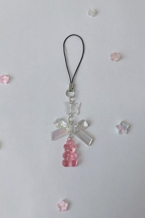 Pink Bead Keychain, Pink Phone Charm Aesthetic, Bow Phone Charm, Keychain Beads Ideas, Beads Keychain Ideas, Beaded Keychain Ideas, Bead Phone Charms, Beads Phone Charms, Phone Charms Diy