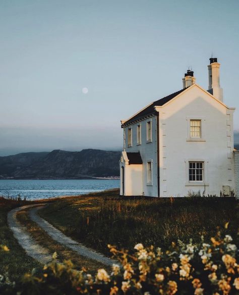 Coastal House, Cottage By The Sea, Seaside Cottage, House Goals, Pretty Places, Coastal Living, My Dream Home, Future House, Beautiful World