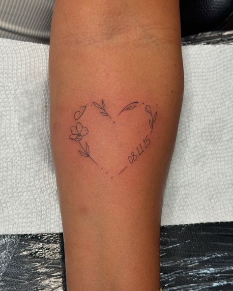 Cute dainty heart down for her kids, each of them start with a J and the dates are each the year they were born. So simple and such a nice way to represent the kids. #finelinetattoo #daintytattoo #fineline #dainty #flowerheart Dainty Tattoos Dates, Small Tattoos With Dates, Nieces And Nephews Tattoo, Tattoos For Kids Unique, Granddaughter Tattoo Ideas, Floral Heart Tattoo, Cute Dainty Tattoos, Date Tattoos, Memorial Tattoos