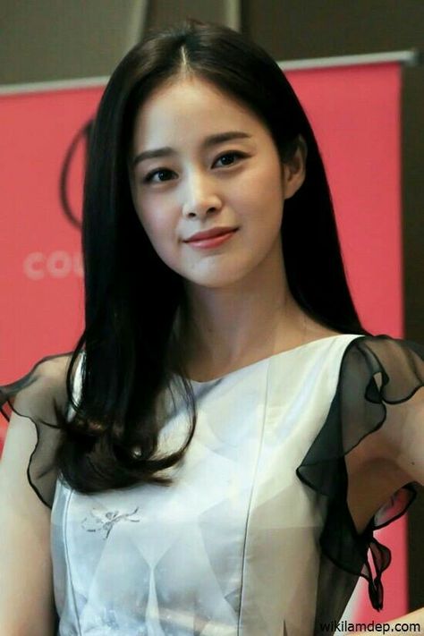 Kim Taehee, Yoo Ah In, Kim Tae Hee, Asian Celebrities, Korean Actresses, Korean Model, Korean Celebrities, How To Pose, Korean Actress