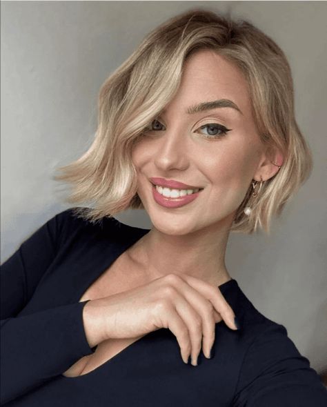 32 Chic Short Bob Hairstyles For Every Occasion Short Sleek Bob Hairstyles, Short Hair Styles With Bangs, Sleek Bob Hairstyles, Blue Hair Highlights, Curly Cut, Popular Short Haircuts, Short Haircuts With Bangs, Celebrity Short Hair, Layered Hair With Bangs