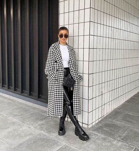 9aa42b31882ec039965f3c4923ce901bdesc35719225ri Houndstooth Coat, Coat Outfit, Looks Chic, Mode Inspiration, Winter Fashion Outfits, Fall Winter Outfits, Outfits Casuales, Cute Casual Outfits, Look Fashion