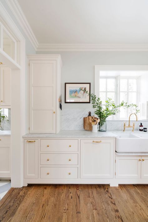 English Farmhouse Kitchen, Traditional English Kitchen, Ivory Kitchen, Historic Kitchen, English Farmhouse, Light Wood Cabinets, Kitchen Redesign, Farmhouse Kitchen Design, All White Kitchen