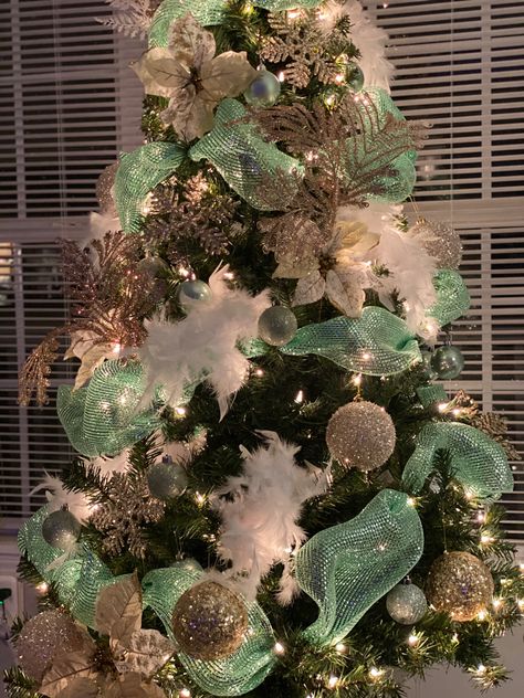 Mint Green Tree Decorations, Mint Green And Gold Christmas Tree, Christmas Tree Mint Green, Mint Christmas Tree Decorations, Mint Green Christmas Tree Decorations, Green And Champagne Christmas Tree, Mint Green Christmas Decor, Mint Christmas Decor, Mint Green Christmas Tree