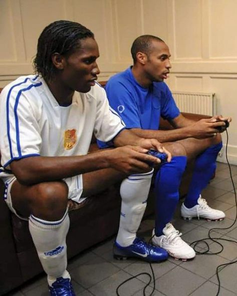 Didier Drogba and Thierry Henry playing PES 2005 on Playstation 2, a game in which both footballers were featured that year. Old Football Players, Didier Drogba, Soccer Photography, Thierry Henry, Football Photography, Air Max Day, Retro Football Shirts, Football Images, Football Icon