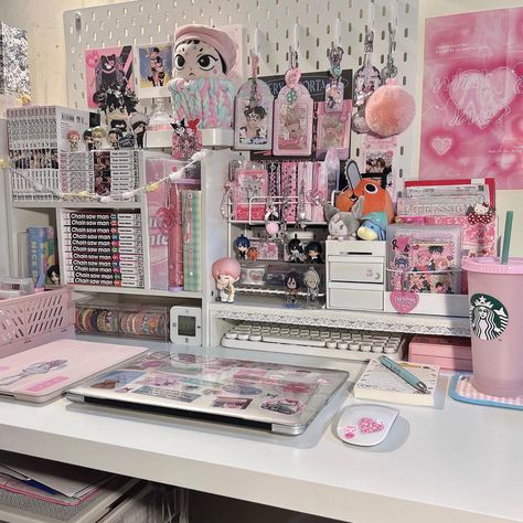 Kawaii Room Organization, Anime Desk Decor, Kpop Desk, Study Desk Decor, Arte Do Kawaii, Pink Desk, Aesthetic Room Ideas, Cute Diy Room Decor, Pinterest Room Decor