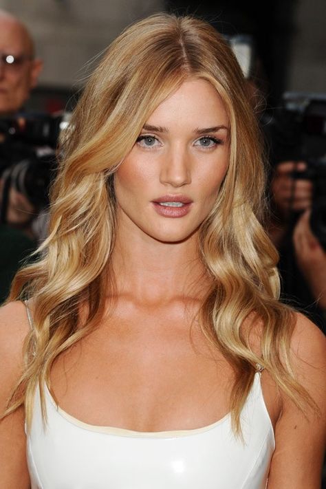 rosie-huntington-whiteley-hair-2 Rosie Huntington Whiteley Hair, Blonde Caramel Highlights, Blonde Hair Highlights, Rosie Huntington Whiteley Style, Hello Hair, Square Face Hairstyles, Golden Blonde Hair, Beach Wave Hair, Steal Her Style