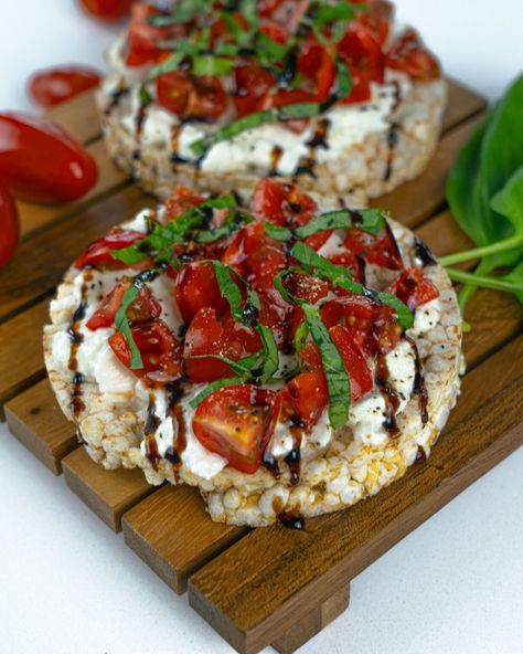 Tomato Basil Rice Cake Toppings, Rice Cake Savory, White Cheddar Rice Cake Toppings, Savory Rice Cake, Savory Rice Cakes Toppings, Breakfast Rice Cakes, Rice Cake Sandwich, Rice Cake Recipes Lunch, What To Put On Rice Cakes