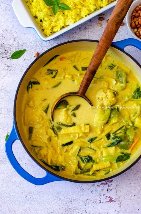 Vegan Yellow Curry, Thai Vegetable Curry, Yellow Curry Recipe, Thai Yellow Curry, Thai Curry Recipes, Easy Breakfast Smoothies, Cooking Jasmine Rice, Yellow Curry, Mango Avocado