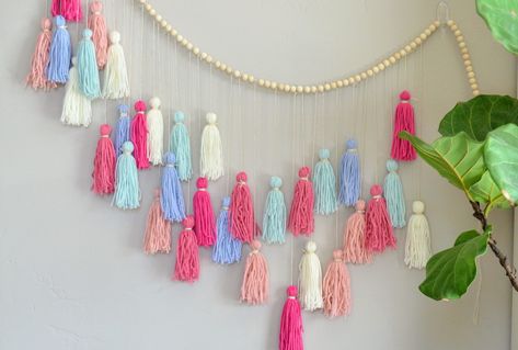 Cute Wall Hangings, Easy Wall Decor Ideas, Diy Wall Hangings, Easy Diy Wall Hanging, Hanging Tassels, Coffee Filter Wreath, Tassel Wall Hang, Floor Bedroom, Simple Wall Decor