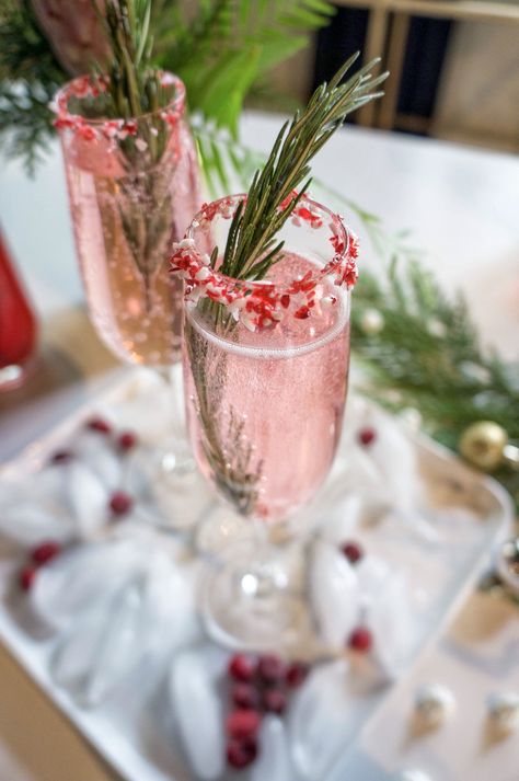 Sparkling Peppermint Holiday Cocktails - The Windy City Dinner FairyThe Windy City Dinner Fairy Peppermint Cocktail, Christmas Cocktail Recipes, Peppermint Martini, Festive Holiday Cocktails, Pride Party, Cocktails To Try, Cocktail And Mocktail, Holiday Drink, Christmas Cocktail