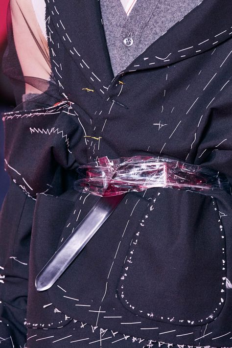 Maison Margiela Spring 2020 Couture Fashion Show Details: See detail photos for Maison Margiela Spring 2020 Couture collection. Look 177 Deconstruction Fashion, Masculine Style, Avant Garde Fashion, Clothing Details, Martin Margiela, Fashion Plates, Vogue Paris, Couture Collection, Upcycle Clothes