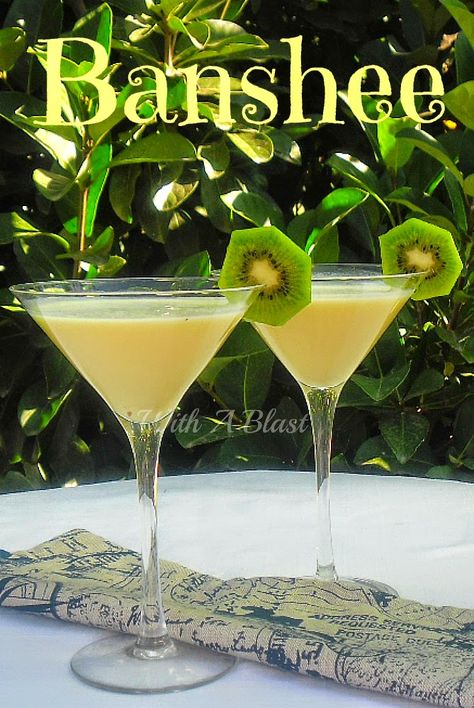 Creamy Banana Cocktail with a divine kick ! Banana Cocktail, Banana Cocktails, Adult Beverages Recipes, Kid Friendly Drinks, Princess Pinky Girl, Pinky Girl, Happy Hour Drinks, Summer Drink Recipes, Alcoholic Cocktails