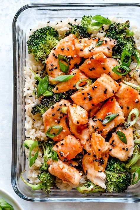 Chicken And Broccoli Meal Prep, Broccoli Meal Prep, Broccoli Meal, Broccoli Dishes, Honey Sriracha Chicken, Sriracha Chicken, Rice Recipes For Dinner, Salad Meal Prep, Prep Bowls