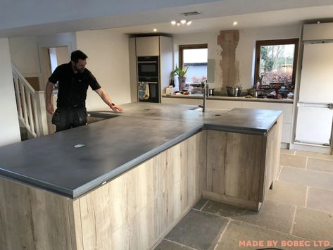 cast concrete bar top - Google Search Grey Worktop Kitchen, Diy Concrete Projects, Polished Concrete Worktop, Concrete Worktop, Water Cement Ratio, Countertop Table, Concrete Sinks, Concrete Sealer, Concrete Countertops Kitchen