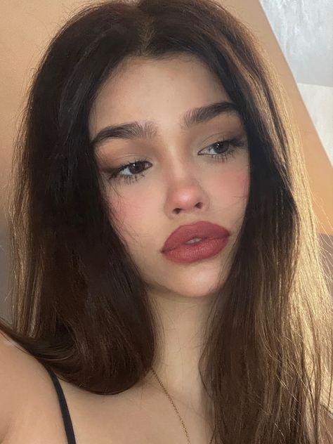 Pale Face Makeup, Innocent Makeup, Warm Tone Makeup, Pale Skin Makeup, Skin Tone Makeup, Light Makeup Looks, Cold Girl, Brunette Makeup, Soft Makeup Looks