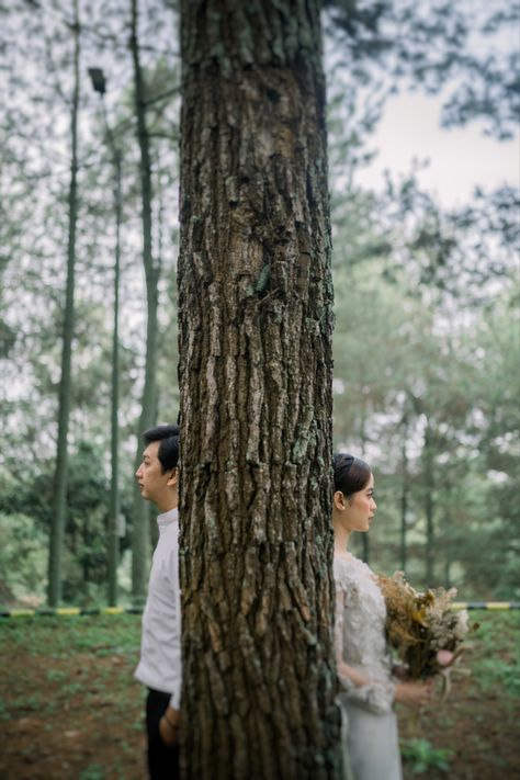 Nature Prewedding Photoshoot, Priweding Photos Outdoor, Outdoor Casual Photoshoot Ideas, Ide Prewedding Outdoor, Pre Wedding Photoshoot Outdoor Different Styles, Inspirasi Prewedding Outdoor, Korean Prewedding Photography Outdoor, Prewedding Tanpa Bersentuhan, Prewedding Ideas Outdoor Casual