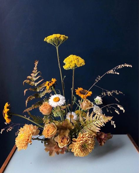 Sunflower Wedding Arrangements, Fall Sunflower Weddings, Flower Workshop, Sunflower Arrangements, 2025 Wedding, Flora Design, Ikebana Flower Arrangement, Flower School, Fall Photo