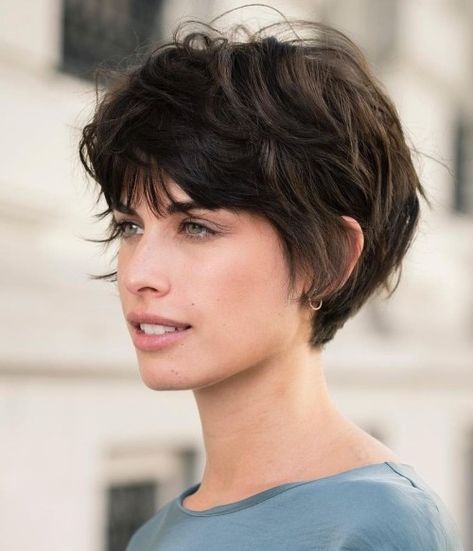 Pixie Bob français chic Short Hair For Women Over 50, French Pixie, French Hairstyles, Brunette Pixie, Choppy Pixie Cut, Trendy Bob Hairstyles, Longer Pixie Haircut, Long Pixie Hairstyles, Thick Hair Cuts