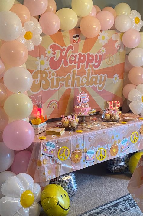 Groovy One Bday Party, Cute First Bday Themes, Simple Birthday Brunch Ideas, Two Groovy Cake Table, Groovy Birthday Party 7, Hippi Theme Birthday, Boho Party Cake, Boho Birthday Party Cake, Hippies Birthday Party