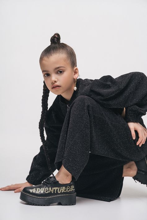 Kids Model Shoot, Kids Fashion Photoshoot, Girl Test, Black Kids Fashion, Studio Photoshoot Ideas, Kids Studio, Studio Photography Poses, Stylish Hoodies, Studio Photoshoot