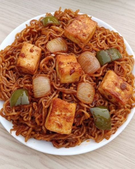 Foodies Food Court on Instagram: "Chiili Paneer Maggi Recipe😍 Save it to try later❤️ #foodiesfood_court #chillipaneer #maggirecipes #maggi #maggielover #noodles #hakkanoodles #recipeoftheday #winterrecipes #trending #explorepage #explore #indianstreetfood #viralvideo #easyrecipes #maggie #streetfood #paneerrecipes" Recipes With Paneer, Maggi Recipes, Chilli Paneer, Paneer Recipes, Indian Street Food, Food Court, Foodie Recipes, Food Snapchat, Winter Food