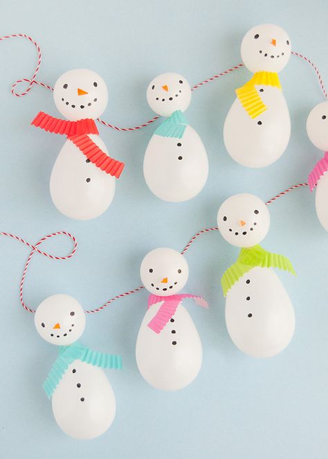 Balloon Snowman Garland ⋆ Handmade Charlotte Balloon Snowman, Christmas Reference, Snowman Garland, Explorer Party, Balloon Craft, Arctic Explorer, Happy Crafts, Snow Crafts, Onederland Party